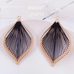 在庫限り 黒 大ハープチャーム リーフチャーム ブラックゴールドフレーム 刺繍糸 しずく雫 羽根 雪の結晶 葉 花 ボタニカルフラワーパーツ アンティーク風 ハンドメイドパーツ 手芸材料 ピアス イヤリング 浴衣 水着 セクシー 大人可愛い 人気 2個 き