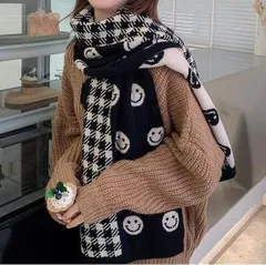 スマイル柄 チェック柄 マフラー レディース 黒 白 リバーシブル 防寒 秋冬 新作 可愛い 柔らか おしゃれ 韓国風 ファッション 通勤 通学 ギフト プレゼント トレンド カジュアル ナチュラル 冬 小物 暖かい コーデ映え 大人女子 スマイル モチーフ