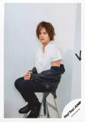 【中古】生写真(ジャニーズ) Hey! Say! JUMP/岡本圭人/全身・座り・衣装白紺・体左向き/17-18冬 コンサートグッズ撮影オフショット/公式生写真