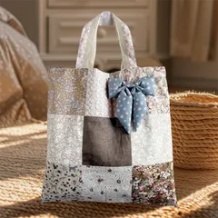 TB05 リバティプリントで作ったパッチワークのトートバッグ　ベージュ系　リボンチャーム付き