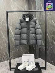 MONCLERモンクレール 灰色の短い男性｜本日限定特価｜新品未使用-WTO店名をご確認ください
