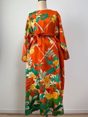 3点のお値段です。週末お値引き！正絹留袖リメイク♡スカーフ落款.家紋入り 着物リメイク パッチワークのスカーフ