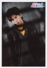 【中古】生写真(男性) 超特急/リョウガ(船津稜雅)/上半身・衣装黒黄色・両手下・首傾げ/生写真 第58弾