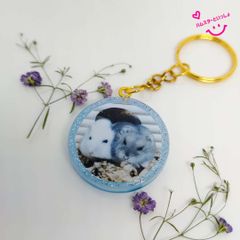 ◆再販不可◆【現品限り】【おまけ付き】レジンキーホルダー  写真入り ハンドメイド ハムスターといっしょ 「こきち♂ & みるく♀」新婚さんごっこ 水色キラキラバージョン