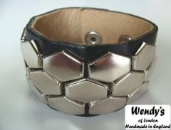 ＷＥＮＤＹ'Ｓ ウェンディーズ 正規 イギリス製 3-Row Hexagon Stud Wrist Band 3連 ヘキサゴン スタッズ リストバンド(SV/BK)