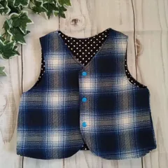 ハンドメイド　ベスト９０　リバーシブル　青チェックと黒ドッド柄