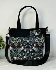 【裁縫ストア・ボヌール】大人かわいい　ウィリアムモリス　いちご泥棒柄　カジュアルキルトカットクロス　フラワー大柄　トートバック　ミニポーチ　ポケットいっぱい　ショルダーバッグ　ハンドメイド　ショルダーストラップ　ゴージャス / №500-652