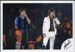 【中古】生写真(ジャニーズ) NEWS/山下智久・錦戸亮/ライブフォト・横型・錦戸衣装青・山下衣装白/公式生写真