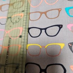 ロバートハフマンのメガネの柄の布