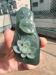天然岫岩玉 蓮 彫りペンダン 花玉 精工彫刻 - メルカリ