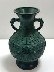 金属製緑色壺 彫刻模様付き 花器 花瓶 壺 - メルカリ