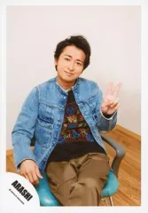 【中古】生写真(ジャニーズ) 嵐/大野智/膝上・座り・衣装青・デニム・右手椅子肘掛・左手ピース・首傾げ/「Are You Happy?」ジャケ写撮影＆「Don’t You Get It」PV撮影/公式生写真