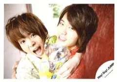 【中古】生写真(ジャニーズ) Hey! Say! JUMP/有岡大貴・岡本圭人/横型・バストアップ・有岡シャツ黄緑・抱き合う/公式生写真