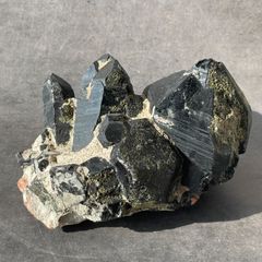森影に立つ光放つ双黒の塔｜マダガスカル産モリオンクラスター - メルカリ