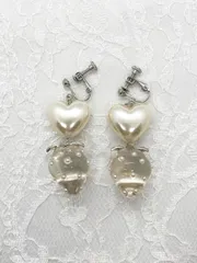 No.4𖤐ホワイトハートとクリアなイチゴのイヤリング ピアス シルバー いちご 白  ハンドメイド