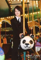 【中古】生写真(ジャニーズ) Hey! Say! JUMP/岡本圭人/全身・座り・衣装黒・白・ネクタイ・メリーゴーランド/「Hey! Say! JUMP LIVE TOUR 2015 JUMPing CARnival」オリジナルフォト