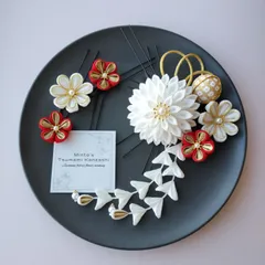 つまみ細工の髪飾り　白　赤　成人式　卒業式　七五三【No.34】