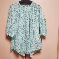 Bluefronce 2025春夏　新品タグ付き　花柄刺繍の五分袖チュニック　レース　首ゴム入り　グリーン系