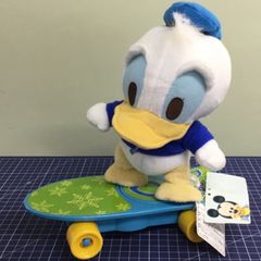 ディズニー　ドナルドダック　スケートボード　走る　ぬいぐるみ