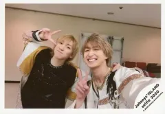 【中古】生写真(ジャニーズ) ジャニーズJr./京本大我・佐久間大介/横型・上半身・衣装白・黒・右手ピース・佐久間笑顔・京本頬膨らませ/Johnnys’ ISLAND セルフィー 2020/公式生写真