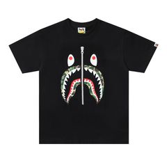 【A BATHING APE 】 2色選択可能  アベイシングエイプ 迷彩サメファスナーＴシャツ  男女兼用 カジュアル ストリート プリント 春夏 おしゃれ 半袖 黒白 ブラック ホワイト ZXC139