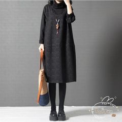 ブラウス プリント柄 花柄 首元フリル パールボタン 学校行事 ディナー 休日スタイル 女子旅 かわいい 大人カジュアル 食事会 休日 可愛い ブラウス プリント柄 花柄 首元フリル パールボタン 学校行事