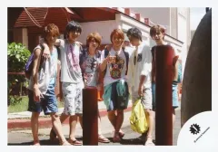 【中古】生写真(ジャニーズ) Mr.King vs Mr.Prince/集合(6人)/横型・全身(足見切れ)・衣装白・黄・ピンク・肩組み・後ろ建物・野外/キンプリハワイ第二弾/公式生写真