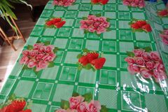 【ベトナム製ビニールテーブルクロス.薔薇いちご緑】色違いあり/レトロ柄/アジアン料理