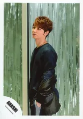 【中古】生写真(ジャニーズ) 嵐/松本潤/膝上・衣装黒・ジャケット脱ぎ・体左向き・左手ポケット/「復活LOVE」PV＆ジャケ写撮影オフショット/公式生写真