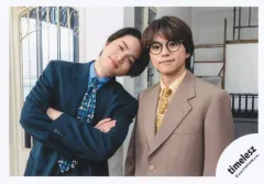 【中古】生写真(STARTO) timelesz/佐藤勝利・菊池風磨/横型・上半身/「We’re timelesz LIVE TOUR 2024 episode 0」グッズオフショット/公式生写真