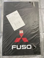 FUSO/たれゴム/黒地/スリーダイヤ/ロゴ/三菱/トラック/スーパーグレート/大型/キャンター/泥除け/化粧/デコトラ/純正部品/エンブレム/MITSUBISHI/ふそう/2トン/3ｔ車/マッドガード/ファイター/