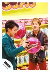 【中古】生写真(ジャニーズ) 嵐/二宮和也・大野智/膝上・衣装緑チェック・両手カメラ・両手風船・背景ポップコーン/公式生写真