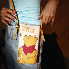正規ライセンス プーさん ミニショルダーバッグスマホ・小物収納にぴったり！大人可愛いキャラクターバッグ