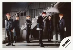 【中古】生写真(ジャニーズ) SixTONES/集合(6人)/横型・全身・衣装黒・目線右・京本腕組み・後ろに階段/シングル「Imitation Rain / D.D.」MV＆ジャケ写オフショット/公式生写真