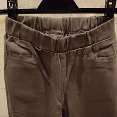 グレーのパンツ