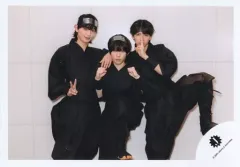 【中古】生写真(ジャニーズ) 少年忍者/内村颯太・青木滉平・深田竜生/横型・膝上/少年忍者「俺たちのBANG!!!～大劇場を占拠せよ～」グッズオフショット/公式生写真