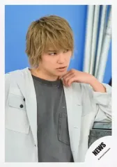 【中古】生写真(ジャニーズ) NEWS/手越祐也/上半身・衣装白・黒・右向き・左手首・目線右・背景青/「NEWS LIVE TOUR 2019WORLDISTA」グッズオフショット/公式生写真