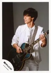 【中古】生写真(ジャニーズ) 関ジャニ∞/錦戸亮/膝上・衣装白・ギター・目線左・背景グレー/『NOROSHI』PV＆ジャケ写撮影＆『Black of night』PV撮影/公式生写真