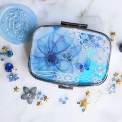青アネモネのピルケース　ハンドメイドピルケース　ハンドメイドレジン　レジンピルケース　小物入れ
