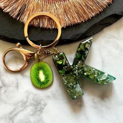 キウイ☆レジンイニシャルキーホルダー　K