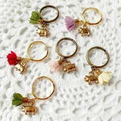 ブタとお花のタッセルリング