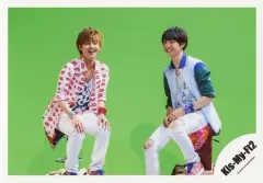 【中古】生写真(ジャニーズ) Kis-My-Ft2/藤ヶ谷太輔・玉森裕太/横型・全身・座り・衣装白・赤・青・緑・口開け・笑顔・背景緑/「Sha la la☆Summer Time」PV＆ジャケ写撮影/公式生写真