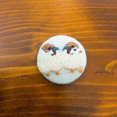 刺繍くるみボタン　寄り添う2羽のすずめたち