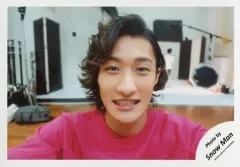 【中古】生写真(ジャニーズ) Snow Man/岩本照/横型・バストアップ・衣装ピンク・歯見せ・カメラ目線/「ジャニーズJr.8・8祭り～東京ドームから始まる～」セルフィー/公式生写真