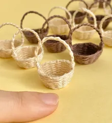 毛糸で作ったミニチュア編みカゴバッグ(モカブラウン＆クリームベージュ)　ハンドメイド素材／パーツにも