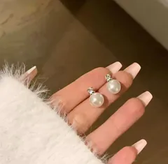 〖新品未使用〗可愛い　存在感 華やか 真珠 パールピアス 輝き ピアス