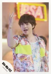 【中古】生写真(ジャニーズ) Kis-My-Ft2/玉森裕太/上半身・衣装白・赤・緑・右手上げ・口開け・左向き/「Sha la la☆Summer Time」PV＆ジャケ写撮影/公式生写真