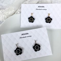 【93】デイジー　ブラック×ブラック　ピアス　15mm
