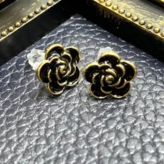 シンプルなバラのスタッドピアス　ハンドメイド