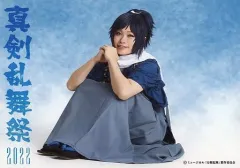 【中古】生写真(男性) 鳥越裕貴(大和守安定)/横型・全身・座り・キャラクターショット/「ミュージカル『刀剣乱舞』～真剣乱舞祭2022～」ブロマイド 刀剣男士(内番ver.)
